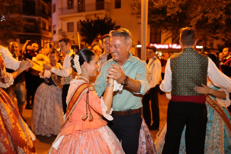 L'emotiva serenata de la Tuna de Xàbia a les regines i representants de Fogueres  L'emotiva serenata de la Tuna de Xàbia a les regines i representants de Fogueres