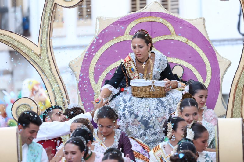 Més d’una vintena de carrosses desfilen en la primera jornada de cavalcada de Xàbia Més d’una vintena de carrosses desfilen en la primera jornada de cavalcada de Xàbia