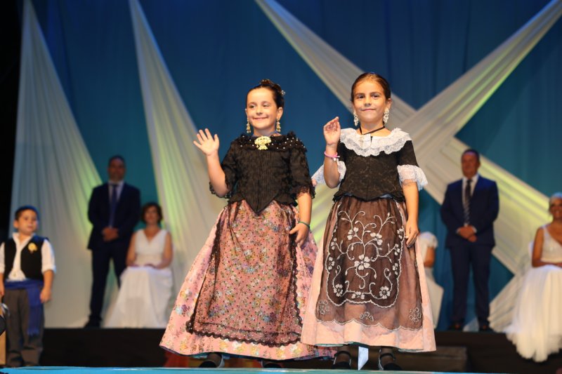 Duanes de Xàbia proclama a les majoralesses i majorals de les festes de Loreto i ret homenatge als presidents de les comissions Duanes de Xàbia proclama a les majoralesses i majorals de les festes de Loreto i ret homenatge als presidents de les comissions
