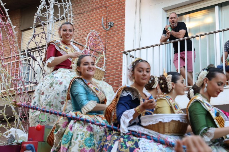 Més d’una vintena de carrosses desfilen en la primera jornada de cavalcada de Xàbia Més d’una vintena de carrosses desfilen en la primera jornada de cavalcada de Xàbia