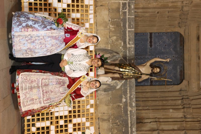 Tot per l’aire i La Desastrà, quintades protagonistes de la primera ofrena a Sant Joan de Fogueres de Xàbia Tot per l’aire i La Desastrà, quintades protagonistes de la primera ofrena a Sant Joan de Fogueres de Xàbia