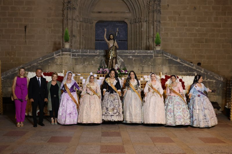 Tot per l’aire i La Desastrà, quintades protagonistes de la primera ofrena a Sant Joan de Fogueres de Xàbia Tot per l’aire i La Desastrà, quintades protagonistes de la primera ofrena a Sant Joan de Fogueres de Xàbia
