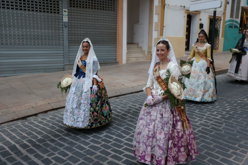 Tot per l’aire i La Desastrà, quintades protagonistes de la primera ofrena a Sant Joan de Fogueres de Xàbia Tot per l’aire i La Desastrà, quintades protagonistes de la primera ofrena a Sant Joan de Fogueres de Xàbia