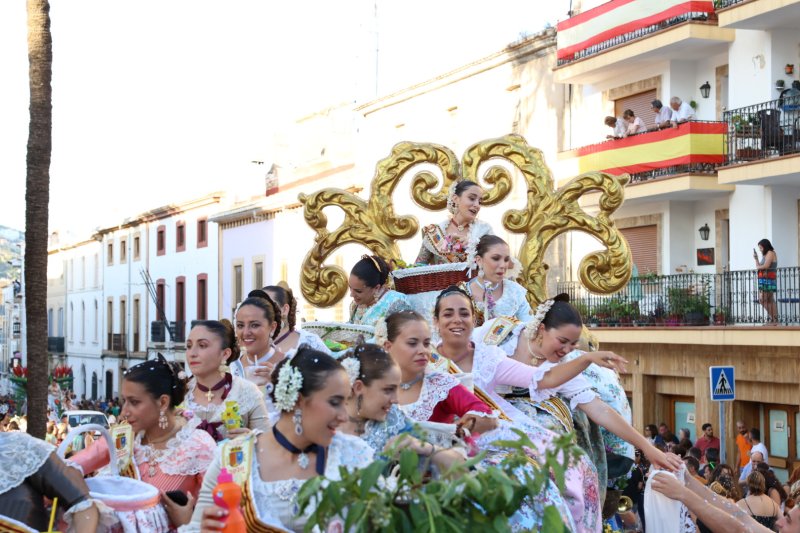Més d’una vintena de carrosses desfilen en la primera jornada de cavalcada de Xàbia Més d’una vintena de carrosses desfilen en la primera jornada de cavalcada de Xàbia