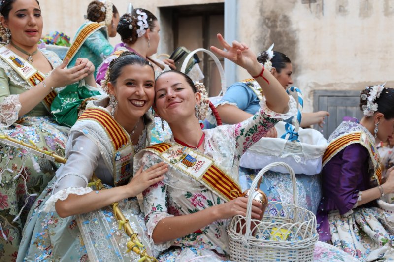 Més d’una vintena de carrosses desfilen en la primera jornada de cavalcada de Xàbia Més d’una vintena de carrosses desfilen en la primera jornada de cavalcada de Xàbia