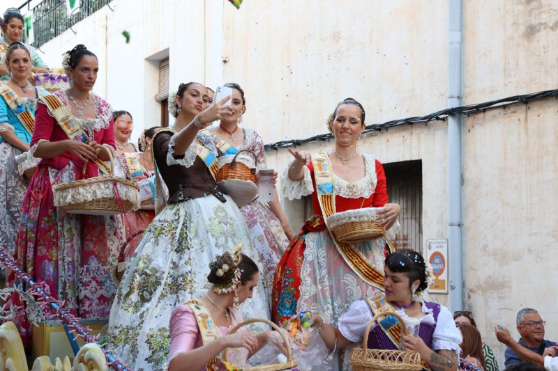 Més d’una vintena de carrosses desfilen en la primera jornada de cavalcada de Xàbia Més d’una vintena de carrosses desfilen en la primera jornada de cavalcada de Xàbia