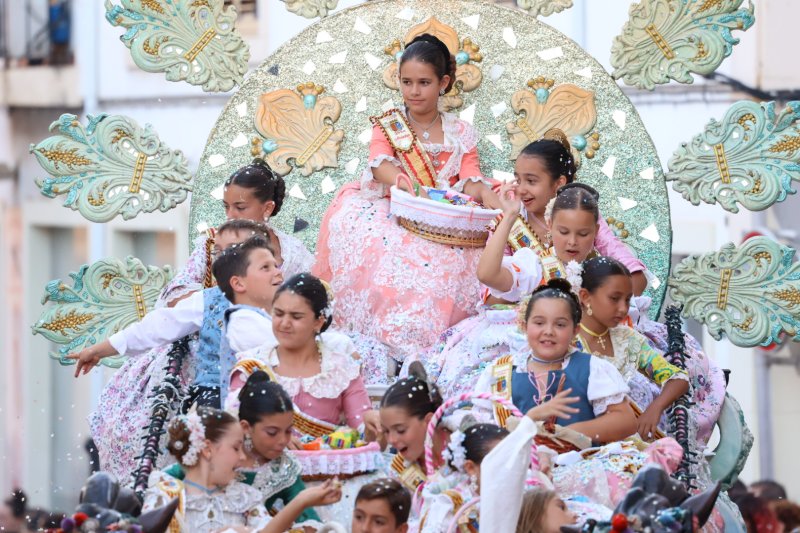 Més d’una vintena de carrosses desfilen en la primera jornada de cavalcada de Xàbia Més d’una vintena de carrosses desfilen en la primera jornada de cavalcada de Xàbia