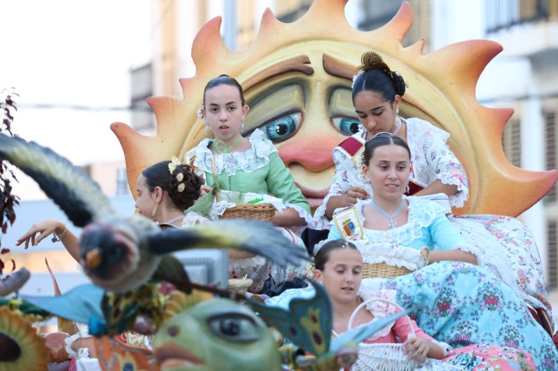 Més d’una vintena de carrosses desfilen en la primera jornada de cavalcada de Xàbia Més d’una vintena de carrosses desfilen en la primera jornada de cavalcada de Xàbia