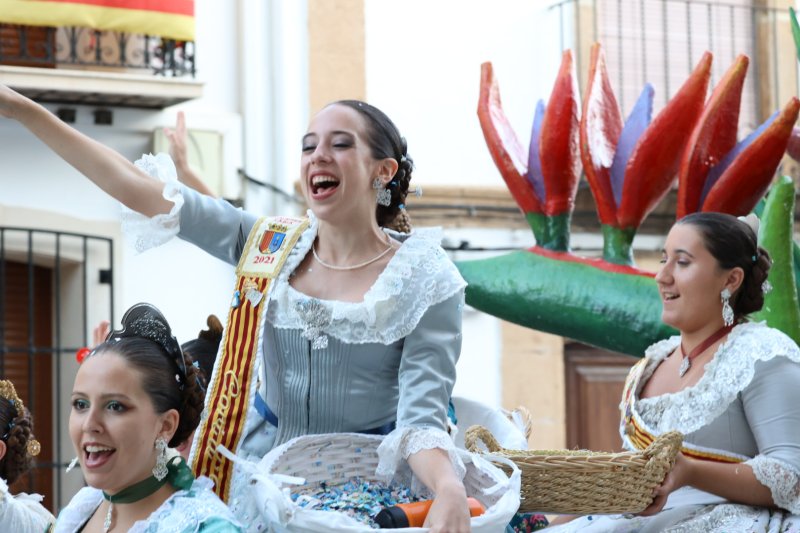 Més d’una vintena de carrosses desfilen en la primera jornada de cavalcada de Xàbia Més d’una vintena de carrosses desfilen en la primera jornada de cavalcada de Xàbia