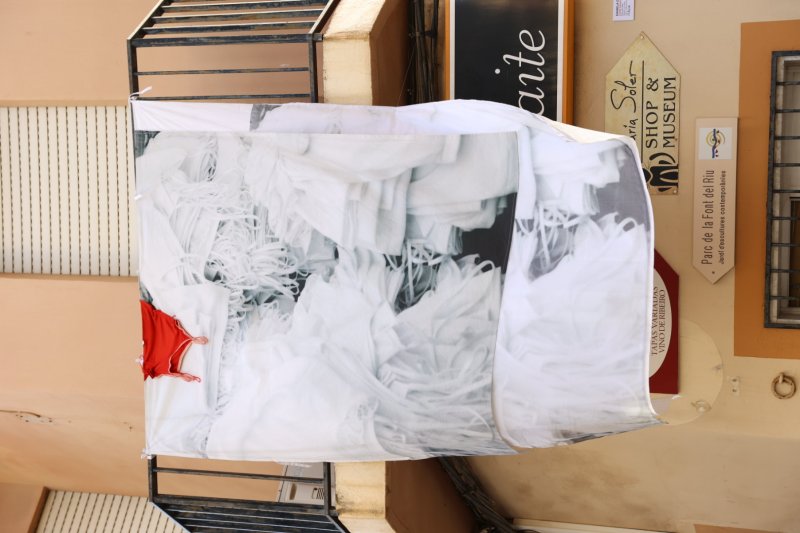 Art al Vent ja llueix els més de mig centenar de cobertors al Carrer La Bassa de Gata Art al Vent ja llueix els més de mig centenar de cobertors al Carrer La Bassa de Gata