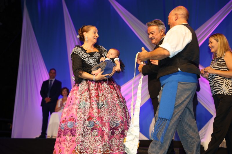 Duanes de Xàbia proclama a les majoralesses i majorals de les festes de Loreto i ret homenatge als presidents de les comissions Duanes de Xàbia proclama a les majoralesses i majorals de les festes de Loreto i ret homenatge als presidents de les comissions