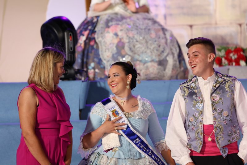 Marta Ortuño i Ariadna Serrat estrenen el seu regnat de Fogueres 2020 Marta Ortuño i Ariadna Serrat estrenen el seu regnat de Fogueres 2020