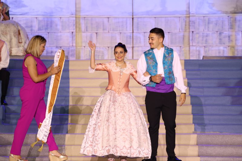 Marta Ortuño i Ariadna Serrat estrenen el seu regnat de Fogueres 2020 Marta Ortuño i Ariadna Serrat estrenen el seu regnat de Fogueres 2020