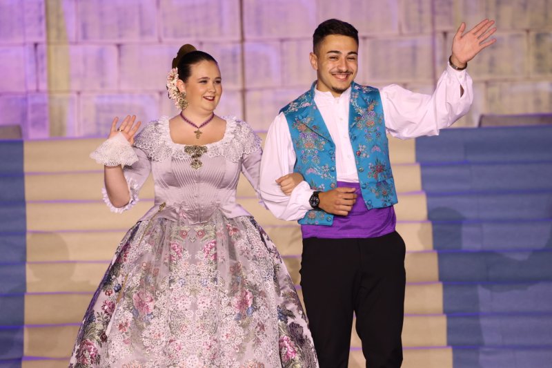 Marta Ortuño i Ariadna Serrat estrenen el seu regnat de Fogueres 2020 Marta Ortuño i Ariadna Serrat estrenen el seu regnat de Fogueres 2020