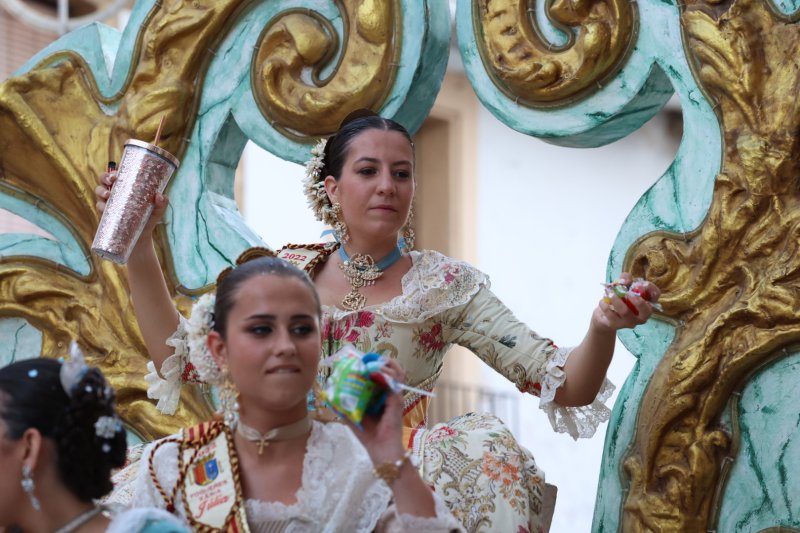 Més d’una vintena de carrosses desfilen en la primera jornada de cavalcada de Xàbia Més d’una vintena de carrosses desfilen en la primera jornada de cavalcada de Xàbia