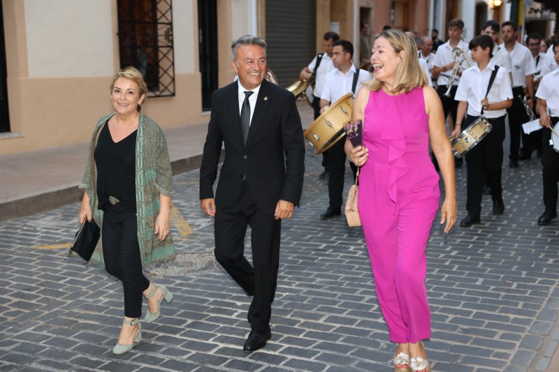 Tot per l’aire i La Desastrà, quintades protagonistes de la primera ofrena a Sant Joan de Fogueres de Xàbia Tot per l’aire i La Desastrà, quintades protagonistes de la primera ofrena a Sant Joan de Fogueres de Xàbia