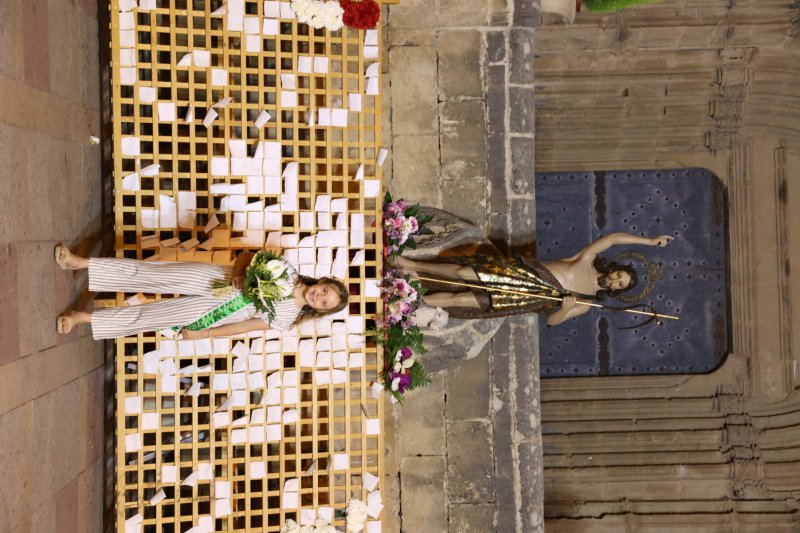 Tot per l’aire i La Desastrà, quintades protagonistes de la primera ofrena a Sant Joan de Fogueres de Xàbia Tot per l’aire i La Desastrà, quintades protagonistes de la primera ofrena a Sant Joan de Fogueres de Xàbia