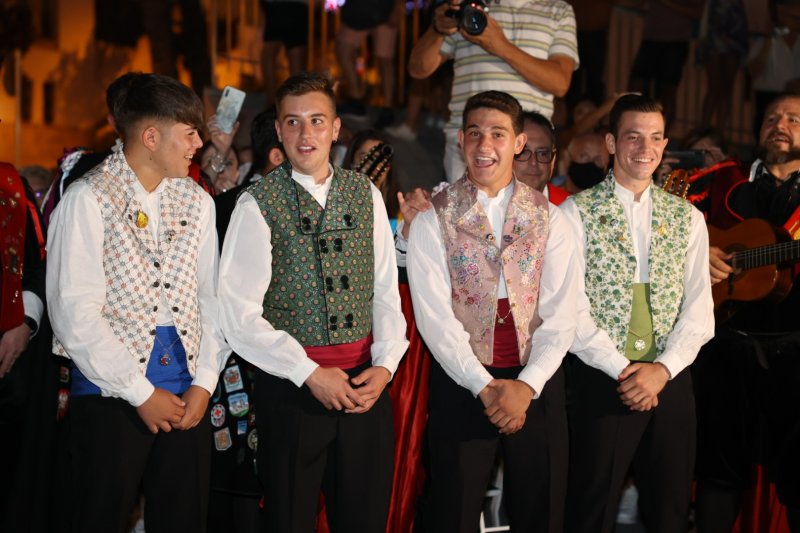 L'emotiva serenata de la Tuna de Xàbia a les regines i representants de Fogueres  L'emotiva serenata de la Tuna de Xàbia a les regines i representants de Fogueres
