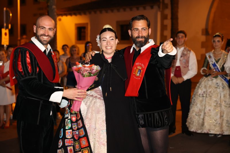 L'emotiva serenata de la Tuna de Xàbia a les regines i representants de Fogueres  L'emotiva serenata de la Tuna de Xàbia a les regines i representants de Fogueres