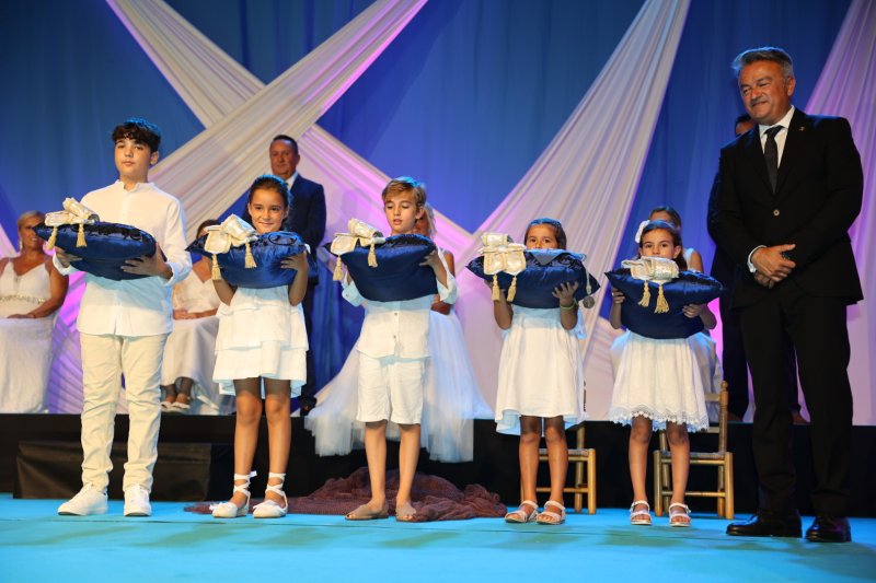Duanes de Xàbia proclama a les majoralesses i majorals de les festes de Loreto i ret homenatge als presidents de les comissions Duanes de Xàbia proclama a les majoralesses i majorals de les festes de Loreto i ret homenatge als presidents de les comissions