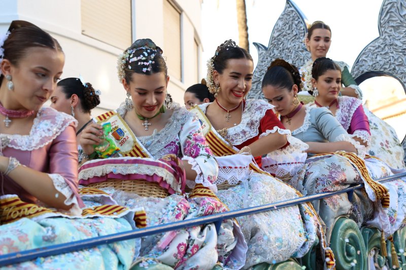 Més d’una vintena de carrosses desfilen en la primera jornada de cavalcada de Xàbia Més d’una vintena de carrosses desfilen en la primera jornada de cavalcada de Xàbia