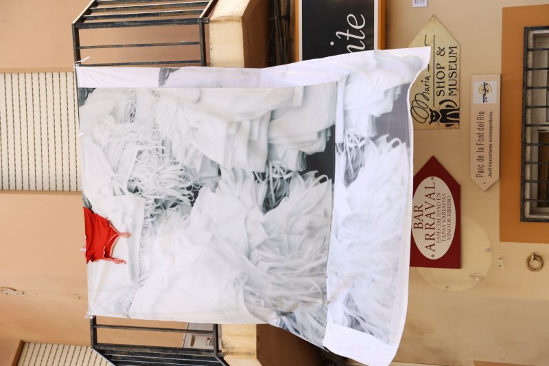 Art al Vent ja llueix els més de mig centenar de cobertors al Carrer La Bassa de Gata Art al Vent ja llueix els més de mig centenar de cobertors al Carrer La Bassa de Gata