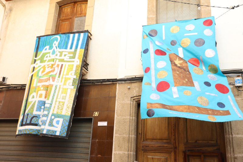 Art al Vent ja llueix els més de mig centenar de cobertors al Carrer La Bassa de Gata Art al Vent ja llueix els més de mig centenar de cobertors al Carrer La Bassa de Gata