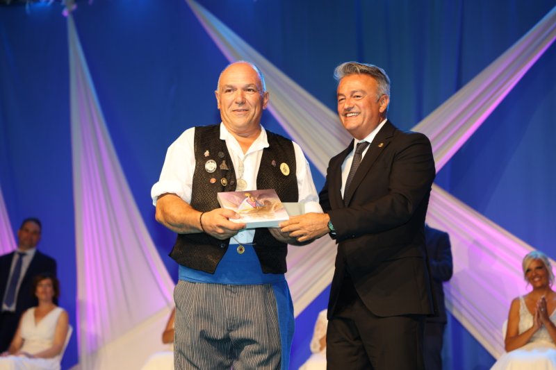 Duanes de Xàbia proclama a les majoralesses i majorals de les festes de Loreto i ret homenatge als presidents de les comissions Duanes de Xàbia proclama a les majoralesses i majorals de les festes de Loreto i ret homenatge als presidents de les comissions