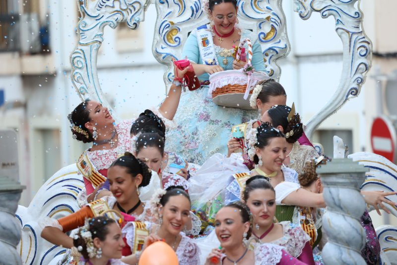 Més d’una vintena de carrosses desfilen en la primera jornada de cavalcada de Xàbia Més d’una vintena de carrosses desfilen en la primera jornada de cavalcada de Xàbia