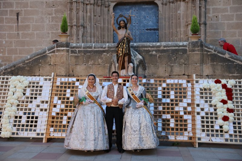Tot per l’aire i La Desastrà, quintades protagonistes de la primera ofrena a Sant Joan de Fogueres de Xàbia Tot per l’aire i La Desastrà, quintades protagonistes de la primera ofrena a Sant Joan de Fogueres de Xàbia