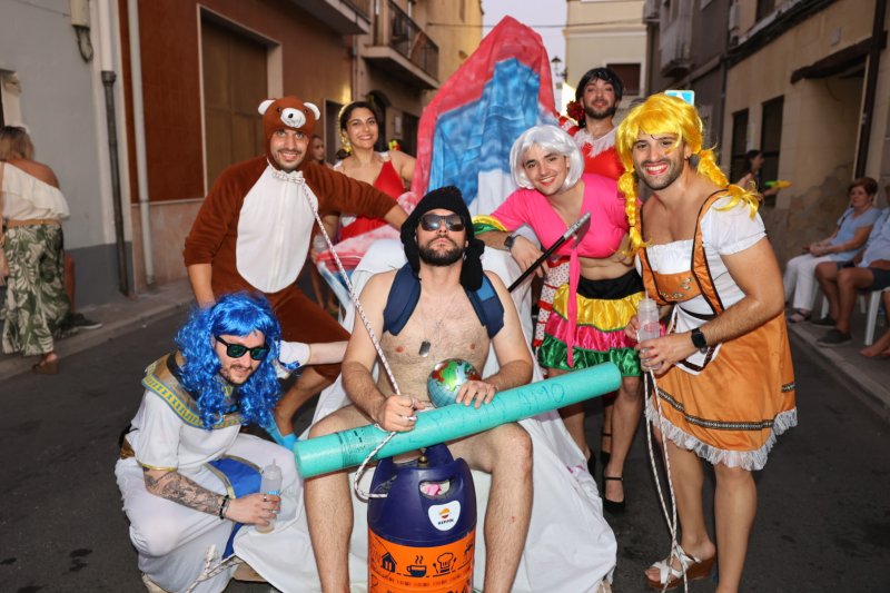 Caramels, en carrosses, i Mario Kart, en grups a peu, guanyadors de la desfilada de Beniarbeig Caramels, en carrosses, i Mario Kart, en grups a peu, guanyadors de la desfilada de Beniarbeig