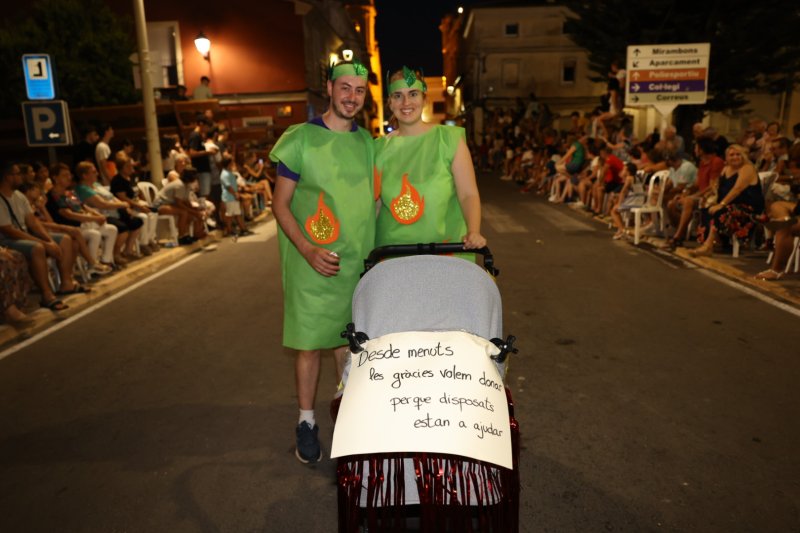 Caramels, en carrosses, i Mario Kart, en grups a peu, guanyadors de la desfilada de Beniarbeig Caramels, en carrosses, i Mario Kart, en grups a peu, guanyadors de la desfilada de Beniarbeig