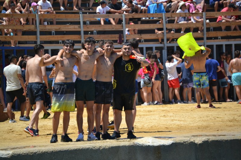 Lleno en la plaza de toros de Dénia y colas para entrar y tener el mejor sitio  Lleno en la plaza de toros de Dénia y colas para entrar y tener el mejor sitio