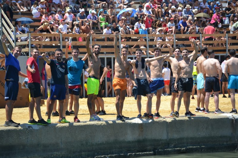 Lleno en la plaza de toros de Dénia y colas para entrar y tener el mejor sitio  Lleno en la plaza de toros de Dénia y colas para entrar y tener el mejor sitio