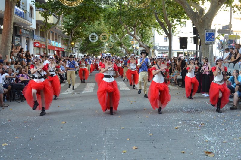 Baix la Mar gana el desfile de carrozas de Dénia y se impone en comparsas Baix la Mar gana el desfile de carrozas de Dénia y se impone en comparsas