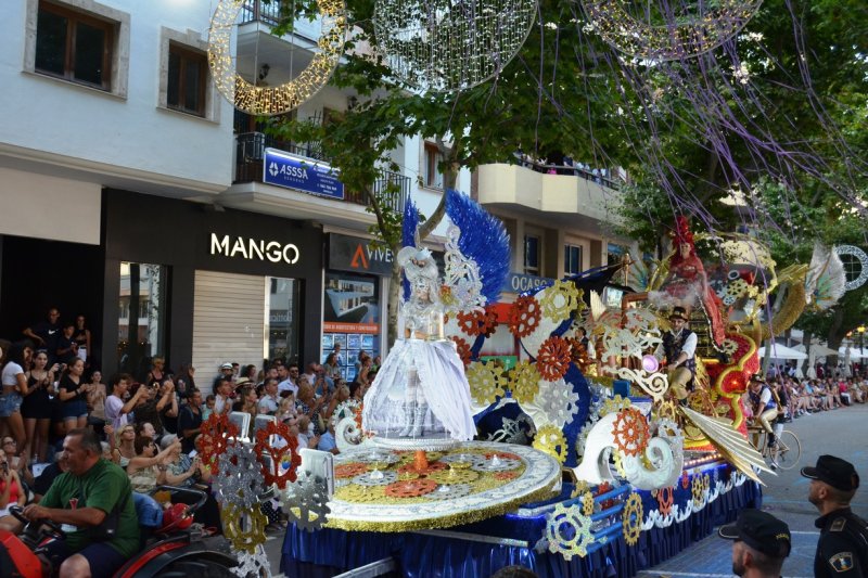 Baix la Mar gana el desfile de carrozas de Dénia y se impone en comparsas Baix la Mar gana el desfile de carrozas de Dénia y se impone en comparsas