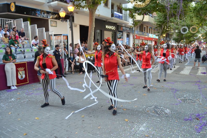 Baix la Mar gana el desfile de carrozas de Dénia y se impone en comparsas Baix la Mar gana el desfile de carrozas de Dénia y se impone en comparsas