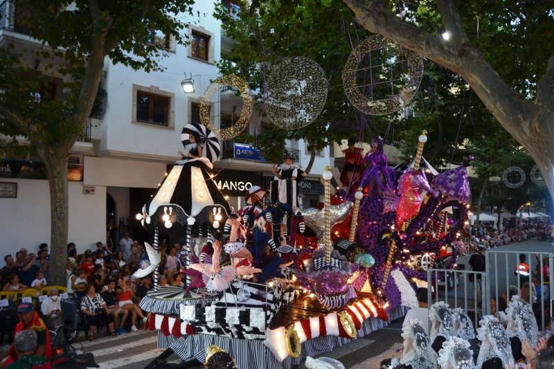 Baix la Mar gana el desfile de carrozas de Dénia y se impone en comparsas Baix la Mar gana el desfile de carrozas de Dénia y se impone en comparsas