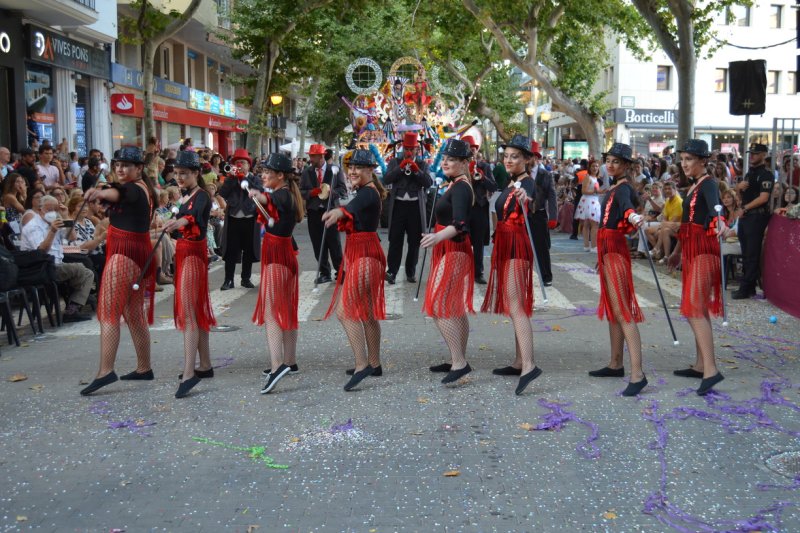 Baix la Mar gana el desfile de carrozas de Dénia y se impone en comparsas Baix la Mar gana el desfile de carrozas de Dénia y se impone en comparsas
