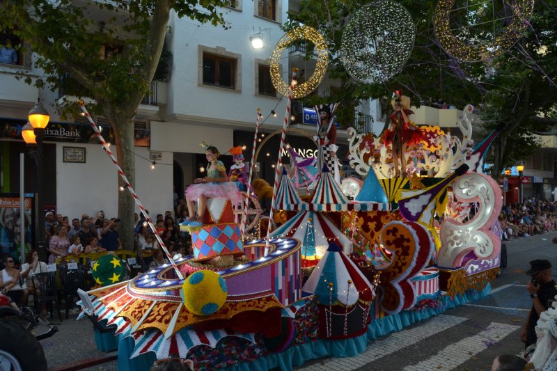 Baix la Mar gana el desfile de carrozas de Dénia y se impone en comparsas Baix la Mar gana el desfile de carrozas de Dénia y se impone en comparsas