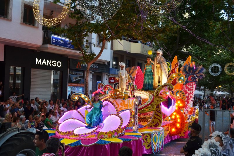 Baix la Mar gana el desfile de carrozas de Dénia y se impone en comparsas Baix la Mar gana el desfile de carrozas de Dénia y se impone en comparsas