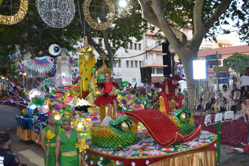 Baix la Mar gana el desfile de carrozas de Dénia y se impone en comparsas Baix la Mar gana el desfile de carrozas de Dénia y se impone en comparsas