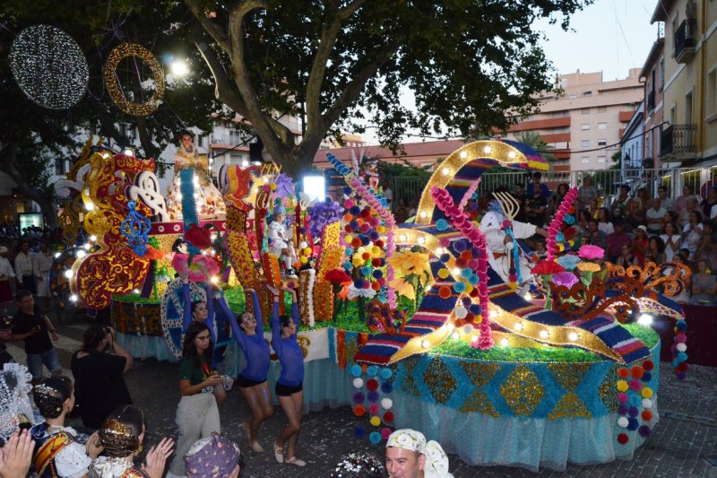 Baix la Mar gana el desfile de carrozas de Dénia y se impone en comparsas Baix la Mar gana el desfile de carrozas de Dénia y se impone en comparsas