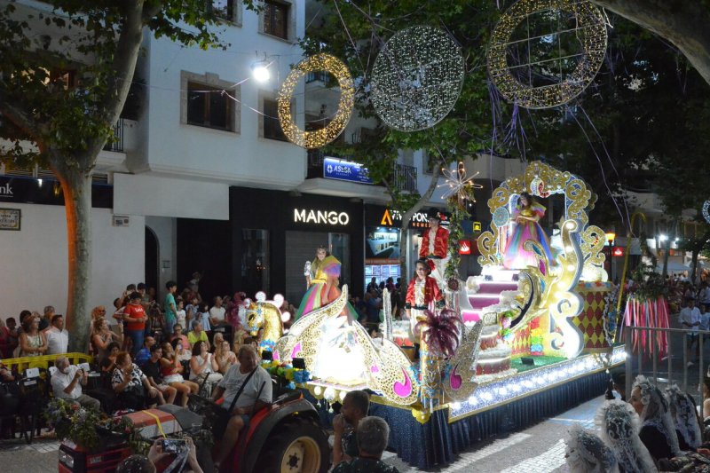 Baix la Mar gana el desfile de carrozas de Dénia y se impone en comparsas Baix la Mar gana el desfile de carrozas de Dénia y se impone en comparsas