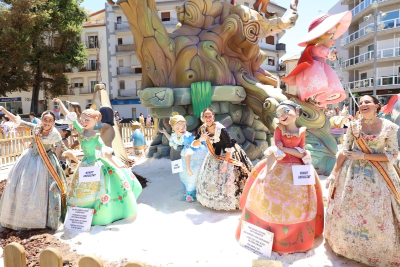 Les regines de Xàbia s’auto “indulten” de la foguera central Les regines de Xàbia s’auto “indulten” de la foguera central