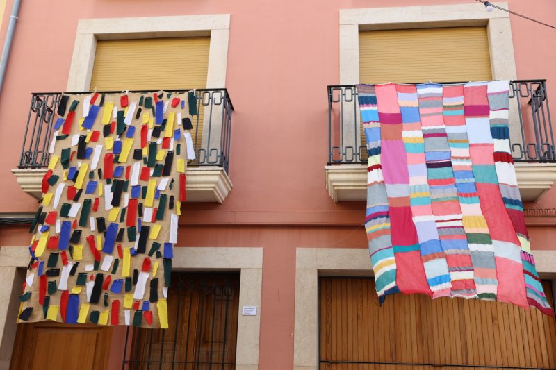 Art al Vent ja llueix els més de mig centenar de cobertors al Carrer La Bassa de Gata Art al Vent ja llueix els més de mig centenar de cobertors al Carrer La Bassa de Gata