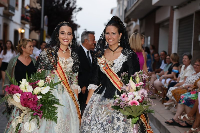 Tot per l’aire i La Desastrà, quintades protagonistes de la primera ofrena a Sant Joan de Fogueres de Xàbia Tot per l’aire i La Desastrà, quintades protagonistes de la primera ofrena a Sant Joan de Fogueres de Xàbia