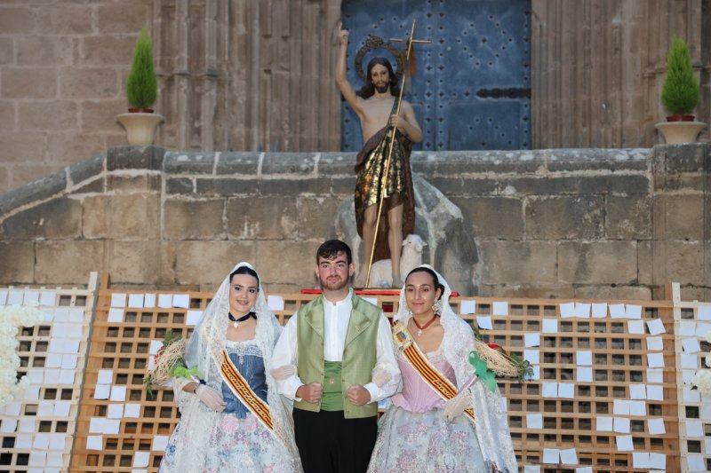 Tot per l’aire i La Desastrà, quintades protagonistes de la primera ofrena a Sant Joan de Fogueres de Xàbia Tot per l’aire i La Desastrà, quintades protagonistes de la primera ofrena a Sant Joan de Fogueres de Xàbia