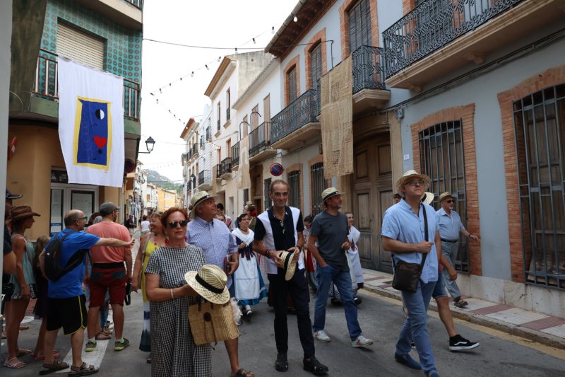 Art al Vent ja llueix els més de mig centenar de cobertors al Carrer La Bassa de Gata Art al Vent ja llueix els més de mig centenar de cobertors al Carrer La Bassa de Gata
