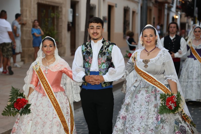 Tot per l’aire i La Desastrà, quintades protagonistes de la primera ofrena a Sant Joan de Fogueres de Xàbia Tot per l’aire i La Desastrà, quintades protagonistes de la primera ofrena a Sant Joan de Fogueres de Xàbia